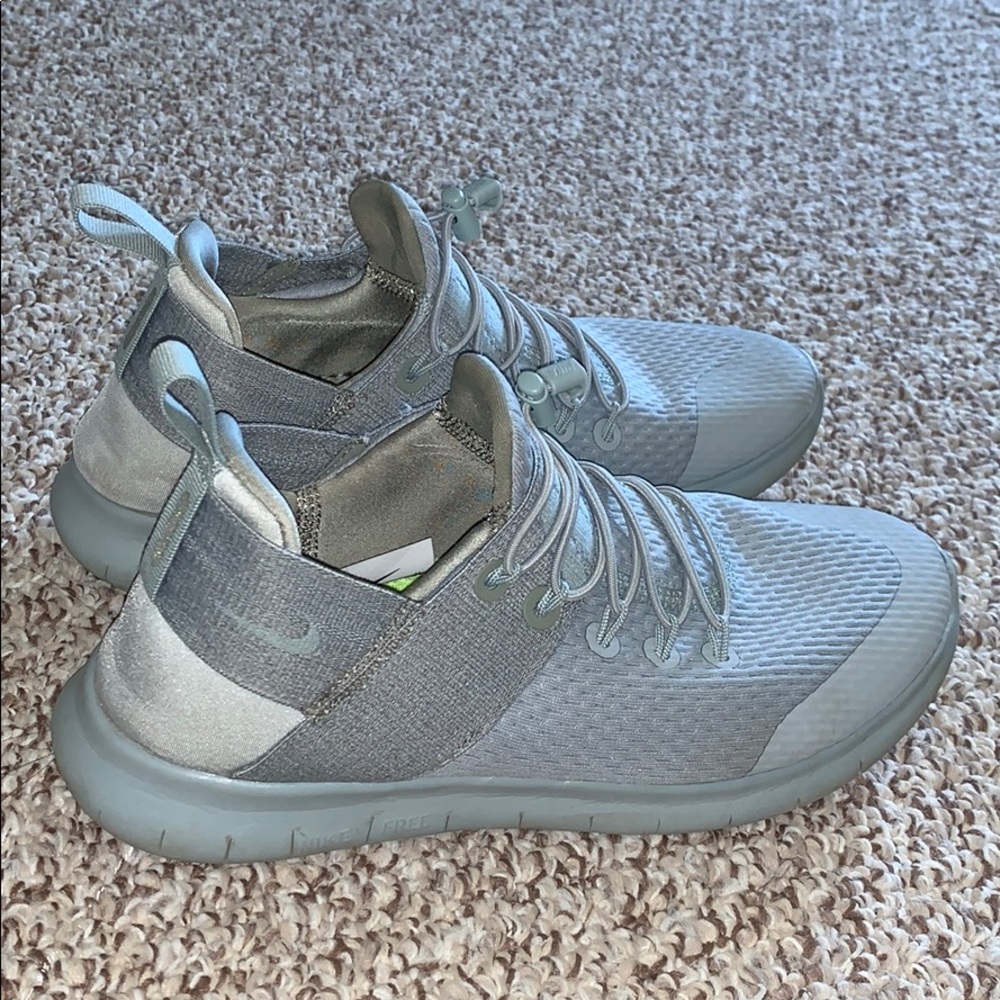 NIKE FREE RUNS